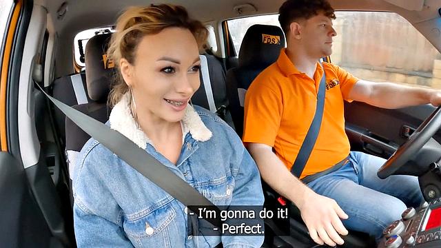 соблазнительная брюнетка в чулках страстно трахается на заднем сиденье