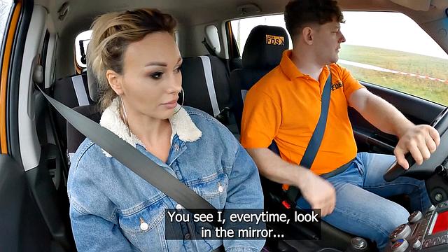 соблазнительная брюнетка в чулках страстно трахается на заднем сиденье