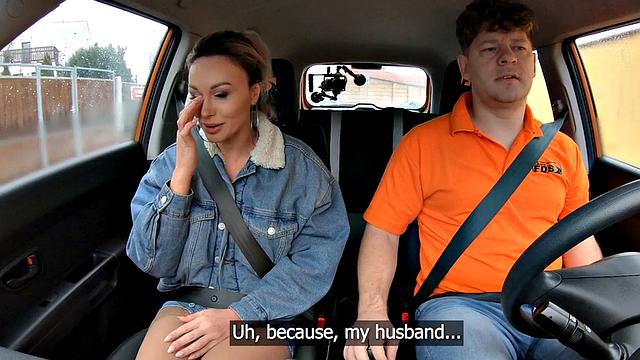 соблазнительная брюнетка в чулках страстно трахается на заднем сиденье