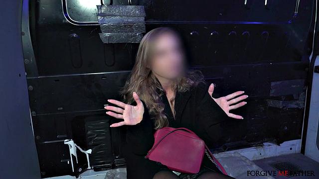 Блондинка мстит бывшему и жадно глотает член нового знакомого в фургоне, разрываясь между слезами и оргазмами.