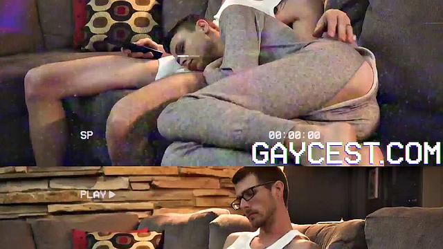 зрелый мужик трахается с парнем без резинки