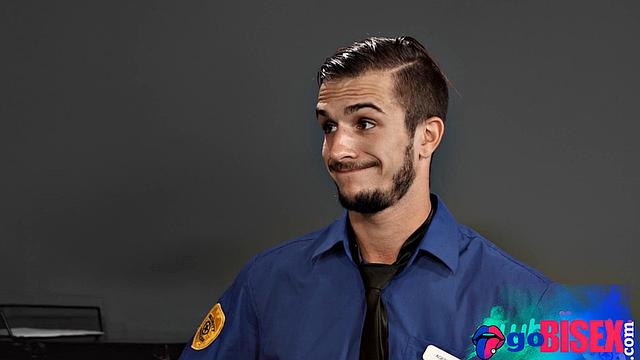 двуличный коп трахает и парней, и подругу в одном рейде