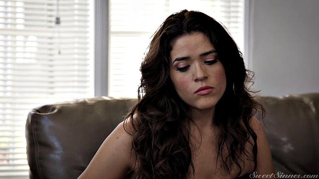 Виктория не выдержала - муж резко трахает жену после долгого молчания, ее большая жопа скачет на члене Jay Smoothа.