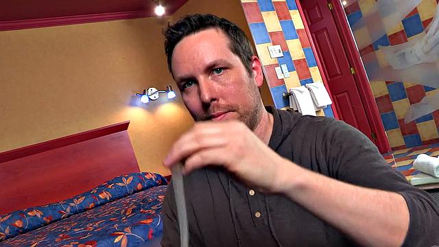 Muscled stud with eye mask wanks and cums in condom