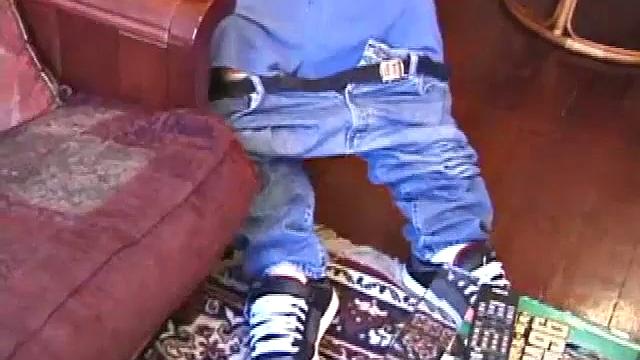 Skylerr дрочит на камеру и выдает мощный финиш