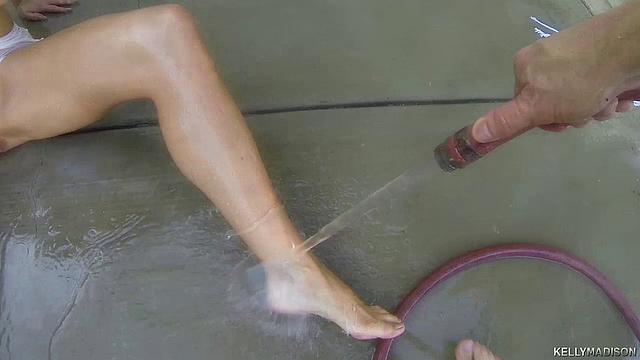 Зрелая в очках заливает сиськи маслом на свежем воздухе