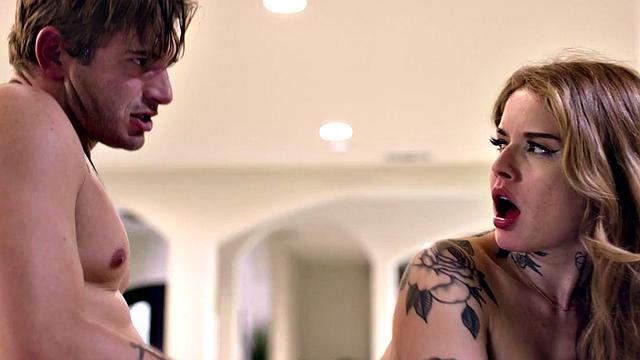 Татуированная брюнетка получает в зад после разврата за ужином