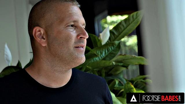 Геша Кид показывает, как гнуть ноги - пока Томас Стоун уже не знает, на что смотреть: на стопы или на киску?