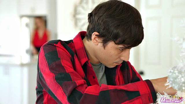 Giving My Stepmom A Creampie For Christmas - S3:E9