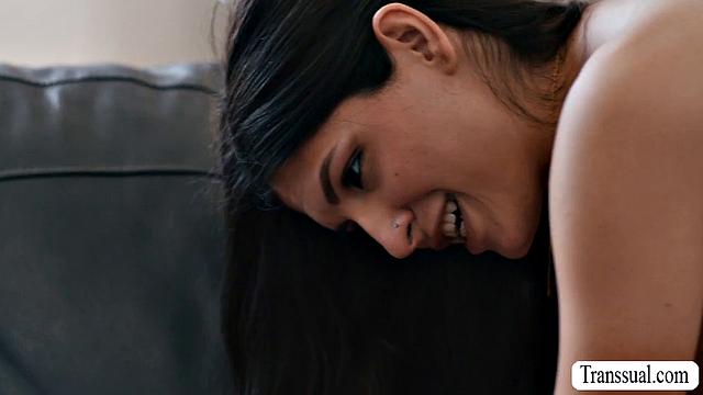 TS Zariah Aura устроила настоящую проверку на прочность для Sage Roux - кто дольше выдержит безумный трах без резинки?