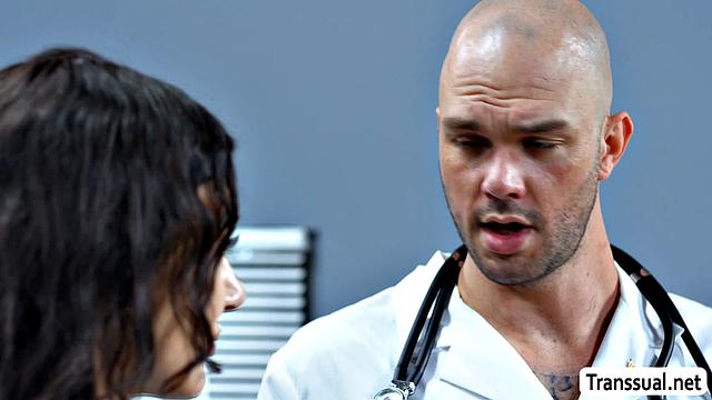 Смелая транс-любовница высматривает члена у красавца-доктора - осмотр тела по-полному рецепту с Andylynn Payne и Cliff Jensen, шутки в сторону, просто секс по назначению.