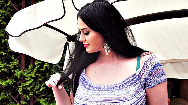 тина ли раздевается на веранде и трогает свои сиськи