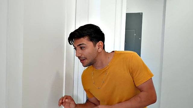 Curvy babe pleasing BF with pussy after showering