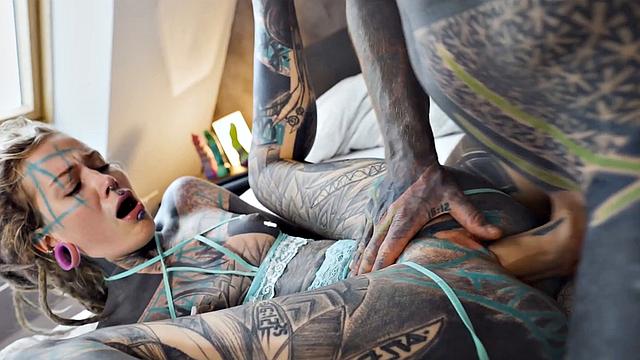 Татуированная Anuskatzz терпит жесткий анал, жопу рвет по полной