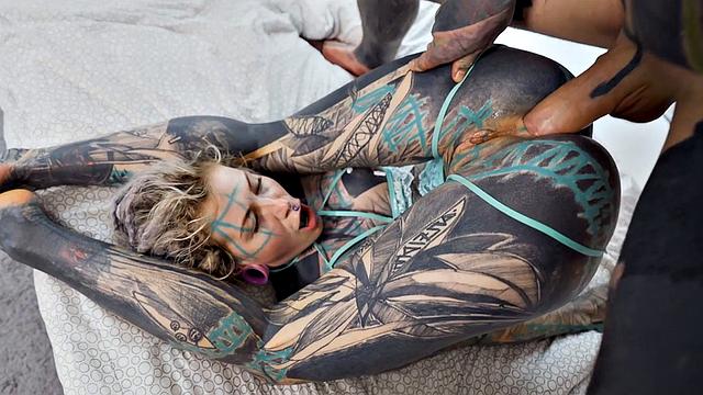 Татуированная Anuskatzz терпит жесткий анал, жопу рвет по полной