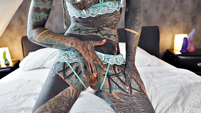 Татуированная Anuskatzz терпит жесткий анал, жопу рвет по полной