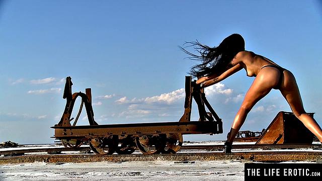 Брюнетка в чулках доводит себя до экстаза фетиш-играми