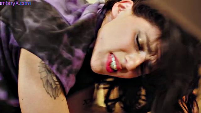 Lavenderboy попал на особую тренировку: тренер разминает задницу без экипировки