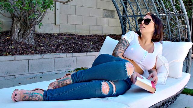 Татуированная злюка трахает соседа на диване и кончает громко