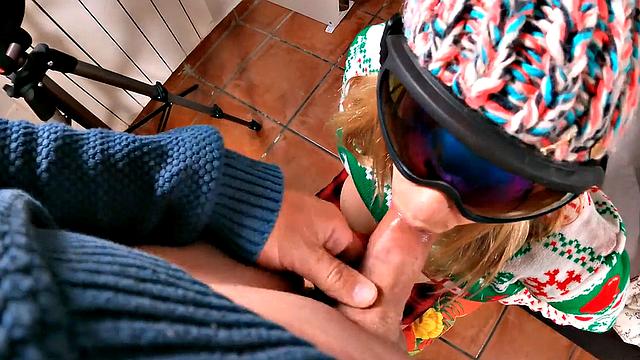 блондинка milf делает минет в душе на pov