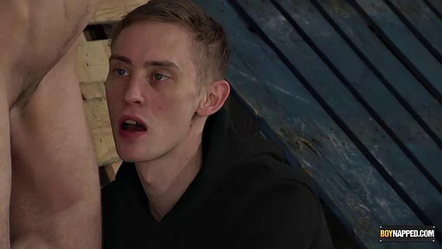 Тимми Трежер и Эштон Брэдли - жёсткая порка по яйцам и дрочка!