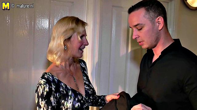 британская милфа трахается с соседом