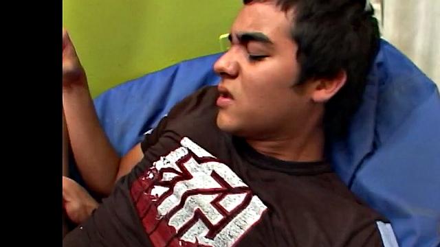 sebastian заглатывает толстый член cristobal'а по-гейски