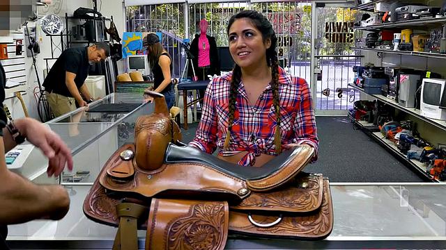 брюнетка с пирсингом получает по заднице в офисе