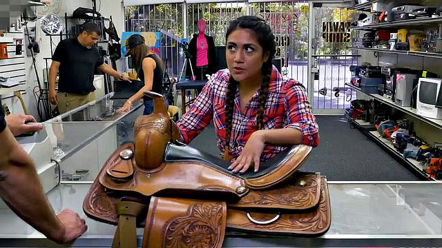 брюнетка с пирсингом получает по заднице в офисе