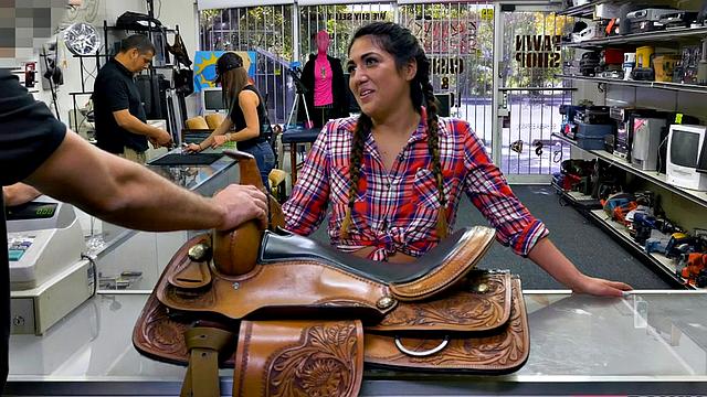 брюнетка с пирсингом получает по заднице в офисе