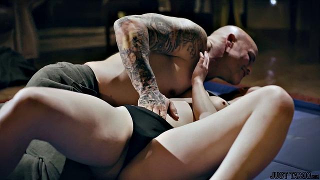 Посмотри, как тренер дрочит Кейси Кэлверт и жёстко трахает её в зале тренировки!