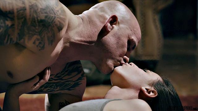 Посмотри, как тренер дрочит Кейси Кэлверт и жёстко трахает её в зале тренировки!