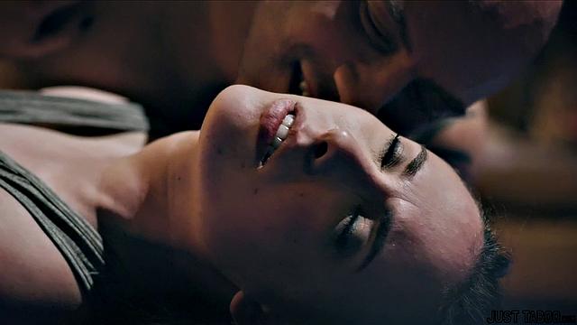 Посмотри, как тренер дрочит Кейси Кэлверт и жёстко трахает её в зале тренировки!