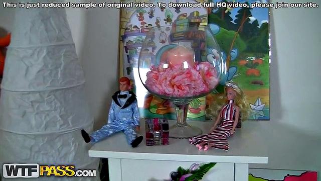 Голая женщина трахается с большими секс-игрушками.