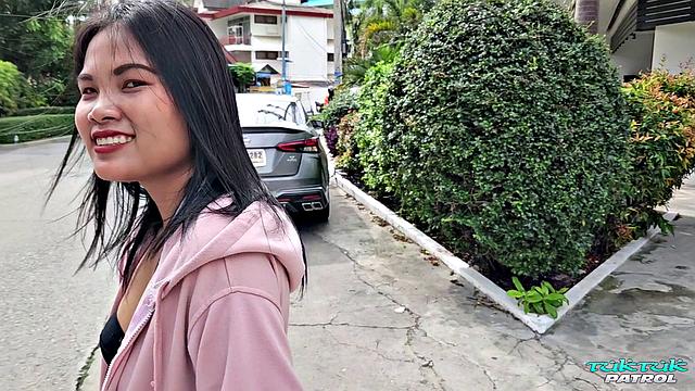 Тайская азиатка Yza устроила жаркий минет и дала в такси тюнингованного тюк-тука.