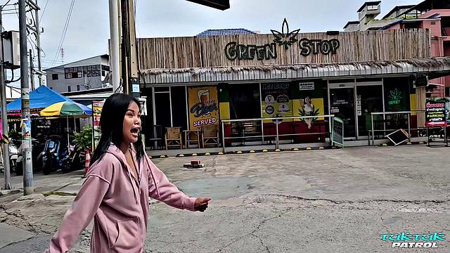 Тайская азиатка Yza устроила жаркий минет и дала в такси тюнингованного тюк-тука.