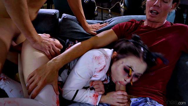 Зомби-милаха соблазняет двух геймеров на хэллоуинский тройничок, пока те играют в приставку и думают, что ничего не страшно.