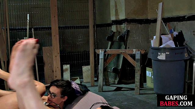 Big babe gets asshole stretched