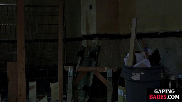 Две доминантки раскрывают попку зрелой толстушки с юмором и фантазией.