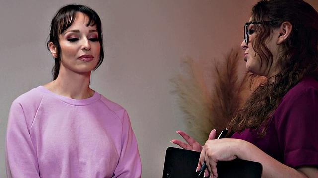 ALL GIRL MASSAGE - Sexy Leana Lovings Tries New Massage With VR On Hot Client Lexi Luna