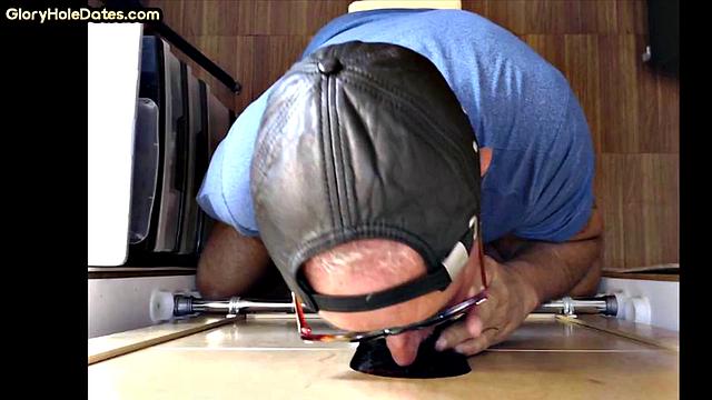 BBC-loving gay deepthroating at gloryhole