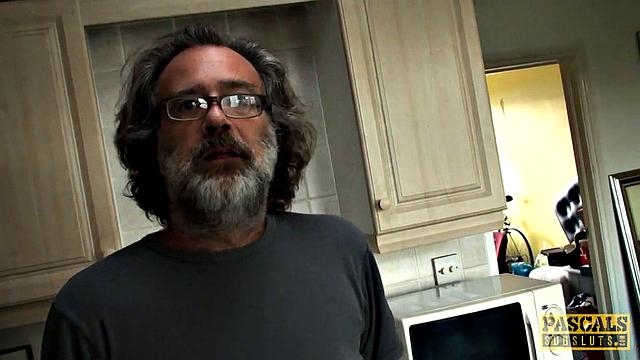 Паскаль ласкает племянницу Энди Каз Би, а похотливый дядя всё снимает