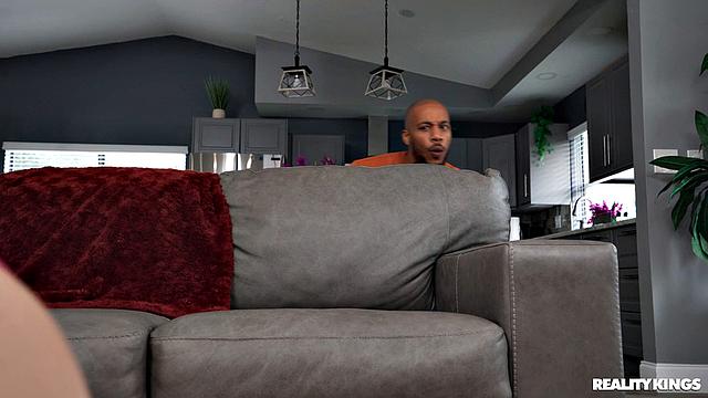 Соседи напали на Нию у стиралки - стирка закончилась двойным проникновением