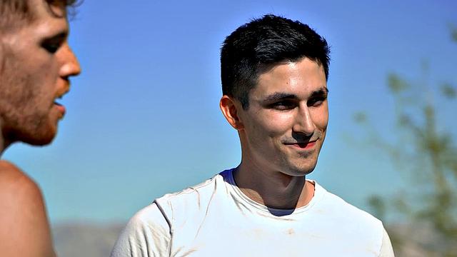 Три мачо разрывают задницы в яростном гей-троихе