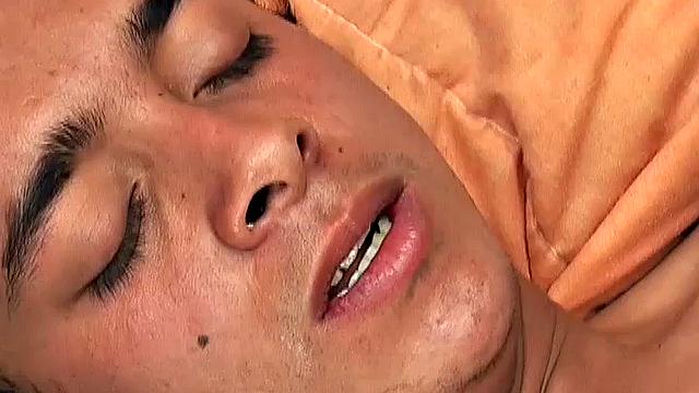 Тито раздвигает Вилли своим огромным членом