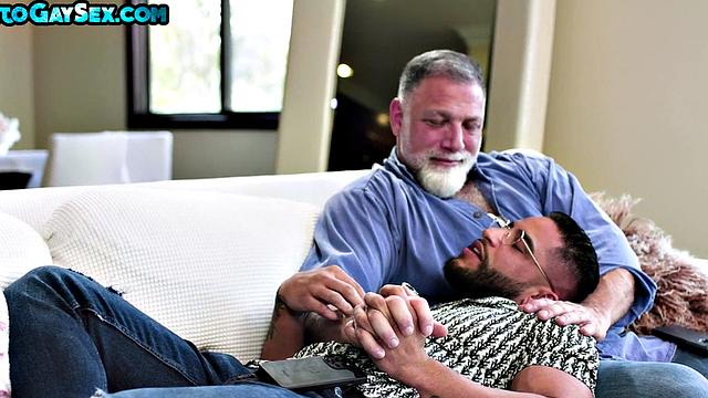 Tattooed and pierced bottom barebacked in DILF 3some