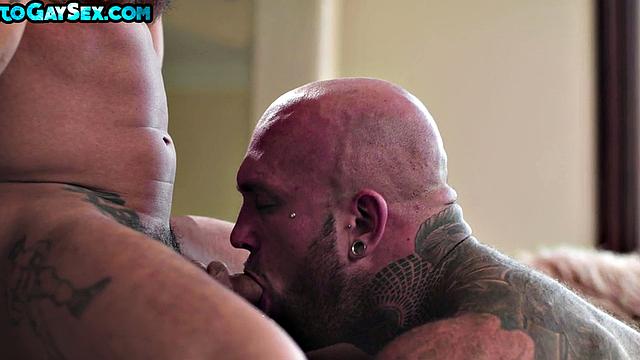 Tattooed and pierced bottom barebacked in DILF 3some