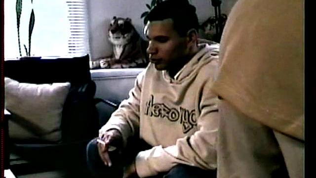 Дино не промах - кончил дважды, рука вообще не устаёт