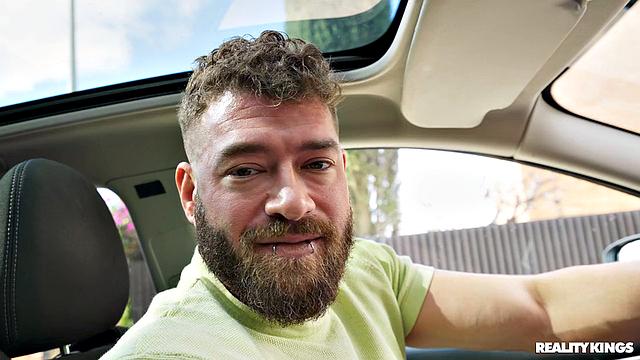 минушка мерзнет после тусовки, пока не получает тёплый трах