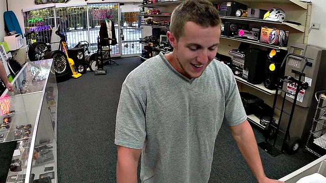 Босс вломил красавчику-качку прямо в офисе ломбарда